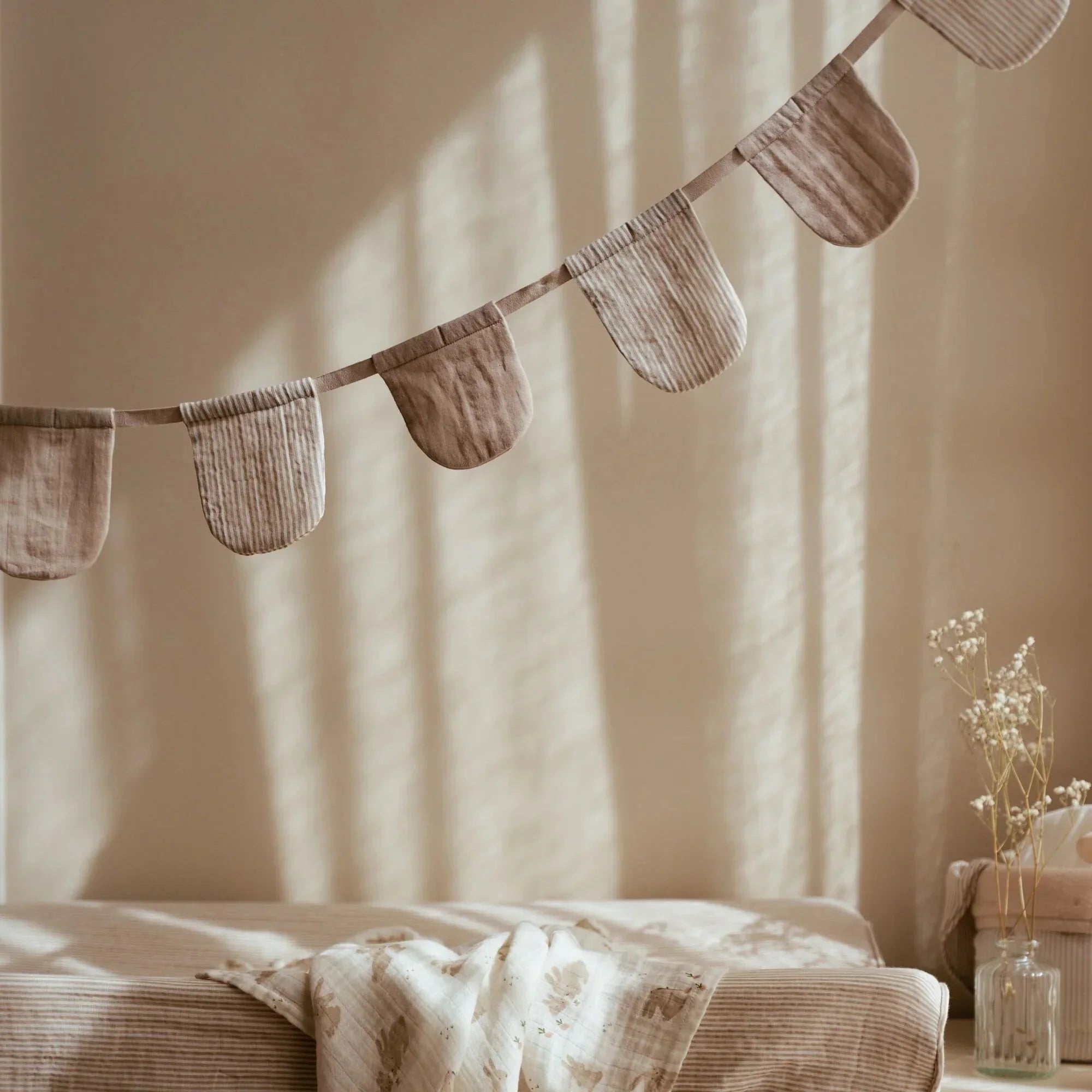 Slinger met vlaggetjes - Beige - Essentials